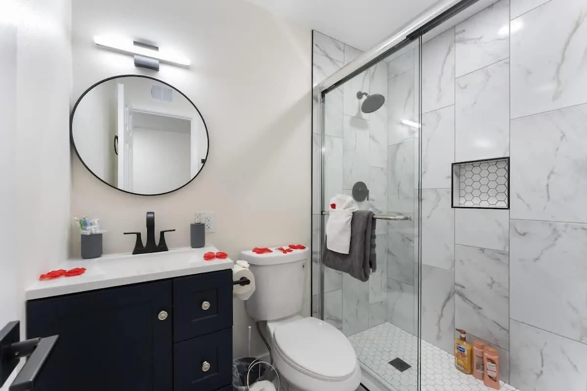 Вилла Exclusive Designer Home With Strip Views And Pool Лас-Вегас