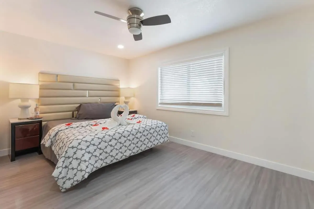 Villa Exclusive Designer Home With Strip Views And Pool Las Vegas